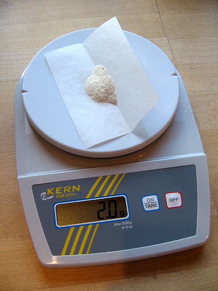 Весы показывают 10 грамм. 1 Грамм Меффа. 0.5 Грамм кокаина. 1 Грамм кокаина. 0.2 Грамма порошка.