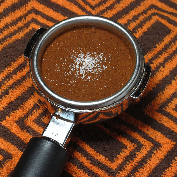 https://khymos.org/wp-content/2010/03/espress-with-salt.jpg